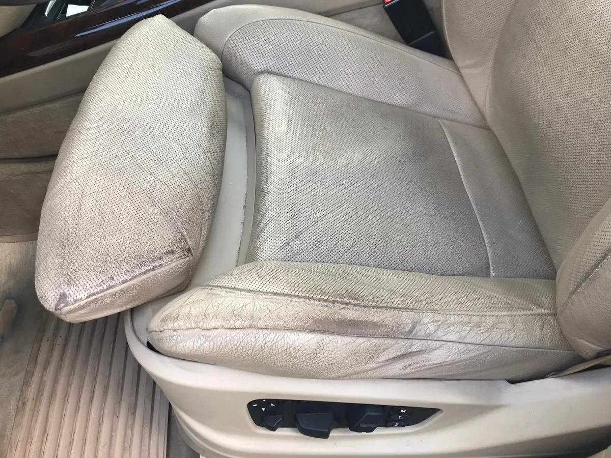 Před renovací: Prodřená boční opěra sedadla řidiče BMW X5 po renovaci