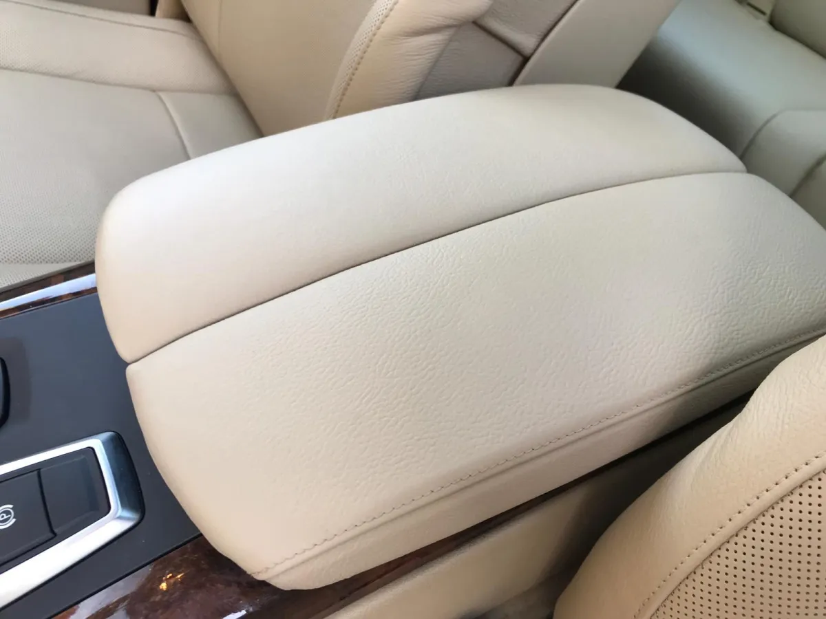 Loketní opěrka v BMW X5 po vyčištění a obnově světlé kůže