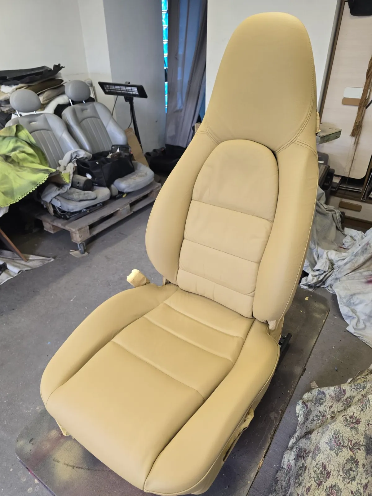 Sedadlo Porsche ze světlé kůže po obnově barvy a struktury
