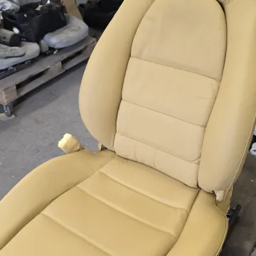Sedadlo Porsche ze světlé kůže po renovaci — prošití opěradla zblízka