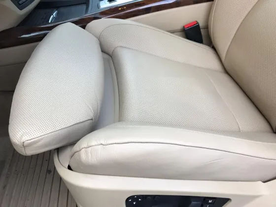 Slidt sidevange på førersædet i en BMW X5 efter renovering