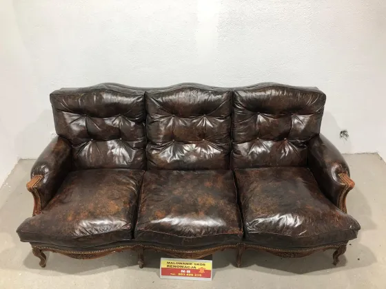 Før renovering: Capitonné-lædersofa efter renovering og farvning i cognacbrun