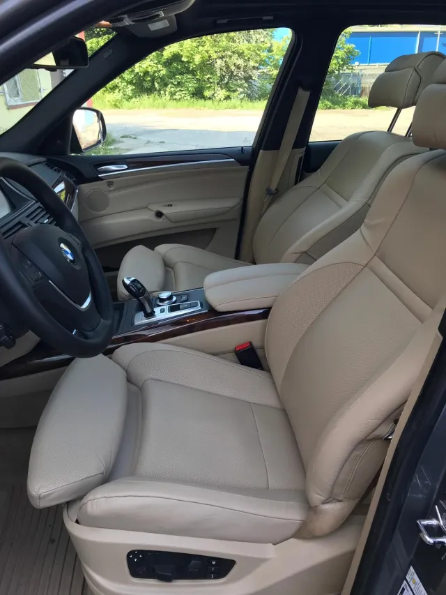 Førersæde i beige læder i en BMW X5 efter renovering