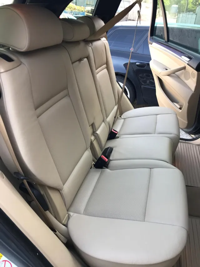 Bagsæde i beige læder i en BMW X5 efter renovering