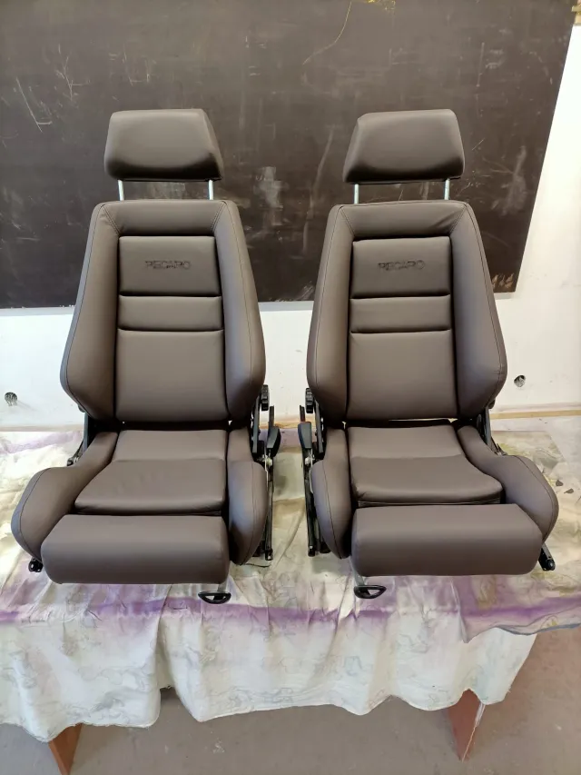 Dvojice sedadel Recaro z hnědé kůže po renovaci