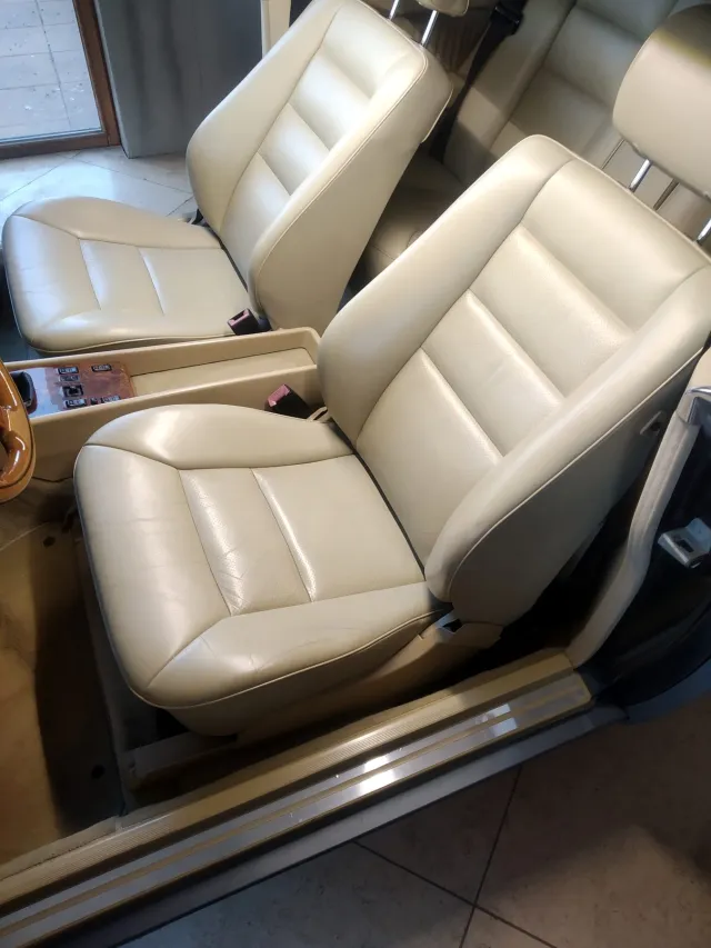 Přední sedadla Mercedesu z krémové kůže po renovaci