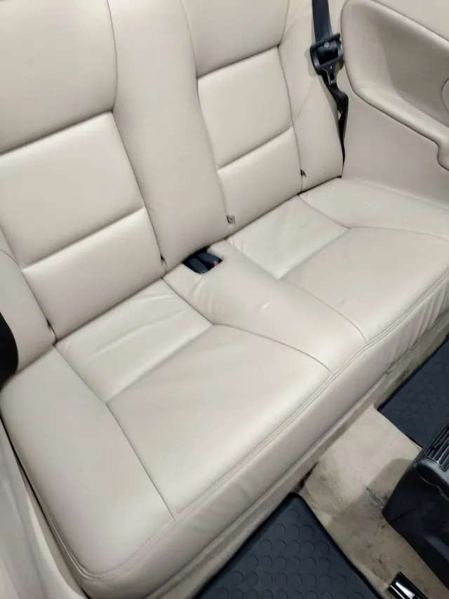 Bagsæde i lyst læder i en Saab Cabrio efter renovering