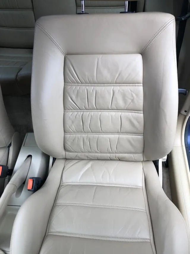 Sæde i lyst læder i en VW Polo Cabrio efter renovering